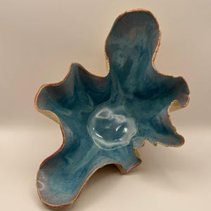 Centro de mesa de cerámica orgánica ondulada, cuenco de gres escultural hecho a mano