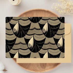 Puede incluir: Una tarjeta con un patrón negro y dorado con un diseño geométrico. El patrón presenta formas superpuestas que se asemejan a hojas o pétalos estilizados.