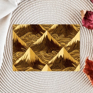 Könnte beinhalten: Eine gold- und braune Karte mit einem sich wiederholenden Muster aus Bergen. Die Berge sind in einem detaillierten, komplizierten Stil gezeichnet.