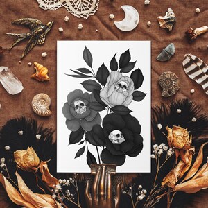 Schädel Pfingstrosen Postkarte - Gothic Blumen Illustration - Schwarz Weiß - Dunkle Natur Kunst - Makaberes Dekor - Gothic Briefpapier - Whimsigoth
