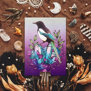 Kristall Elster Postkarte - Mystische Vogel und Kristalle Illustration - Dark Fantasy Dekor - Witchy Kunst - Gothic Wohndekor - Gothic Wohndeko