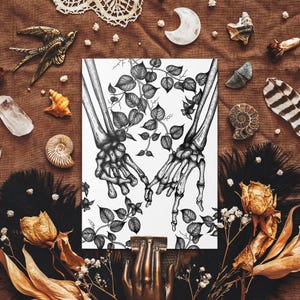Carte postale Pinky Promise - Pinky Swear - Mains squelettiques - Art gothique - Illustration botanique sombre - Noir et blanc - Décoration macabre