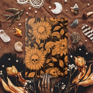 Skullflowers Postkarte - Totenkopf mit Sonnenblume - Gothic Blumen Illustration - Dunkle Natur - Makabere Kunst - Gothic Briefpapier - Vintage Gothic