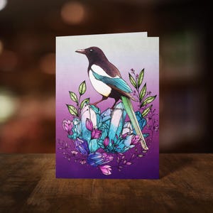 Carte de voeux Pie en cristal - Illustration de la pie - Capricieux - Carte de voeux en cristal - Art botanique - Floral foncé - Papeterie sorcière