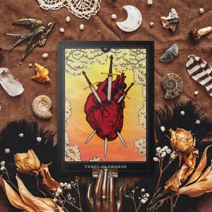 Carte postale de tarot trois épées - illustration gothique coeur et épées - art ésotérique sombre pour les amateurs de tarot - décoration occulte - papeterie gothique