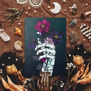 Skelett und Helleboris Postkarte - Gotische Blumenkunst - Dunkle Natur Illustration - Makabre Kunst - Gothic Briefpapier - Skelett Illustration