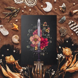 Sword and Blooms Postkarte - Gothic Blumen Illustration - Dunkle Natur Kunst - Makaber Kunst - Fantasy Briefpapier - Gothic Wohndekor - Gaming Art
