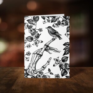 Skelett und Spatz - Grußkarte - Skelettvogel - Gothic Natur Kunst - Dunkle Botanische Illustration - Skelett Hand - Whimsigoth