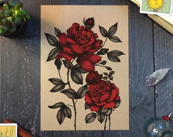 Puede incluir: Una lámina de arte rectangular sobre papel color canela con una ilustración detallada de dos grandes rosas de color rojo vibrante con intrincados sombreados de tinta negra en las hojas y tallos. Las rosas muestran un ligero efecto de goteo.