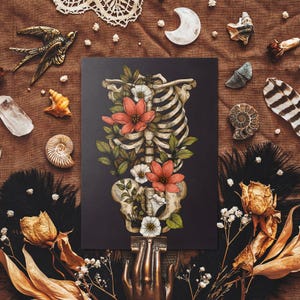 Bloom and Gloom Postkarte - Gotische Skelett- und Blumenillustrationen, dunkle botanische feine Kunst - makabere Illustration - gotisches Wohndekor