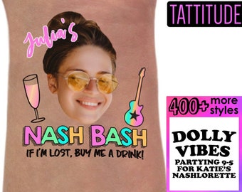 Può includere: Un tatuaggio temporaneo con un design colorato che dice "Nash Bash" e "Se mi perdo, comprami da bere!" Il tatuaggio presenta anche un'immagine di un cartone animato di una donna con occhiali da sole e una chitarra. Il testo "TATTITUDE" e "400+ altri stili" è anche visibile nell'immagine.