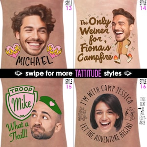 Op de afbeelding: Een verzameling tijdelijke tatoeages met humoristische ontwerpen. Stijlen omvatten gezichten met tekst zoals "MICHAEL", "The Only Weiner for Fiona's Campfire", "TROOP Mike" en "I'M WITH CAMP JESSICA". De tatoeages hebben een bruine achtergrond.