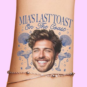 Pode incluir: Uma tatuagem temporária com uma ilustração em tinta azul do rosto de uma pessoa sorridente rodeada por conchas e copos de cocktail. O texto MIA'S LAST TOAST On The Coast está escrito em azul com uma fonte serifada e cursiva.