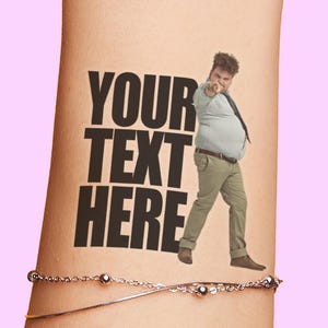Puede incluir: Se muestra una pulsera plateada con pequeñas cuentas redondas y una cadena delicada. El texto "YOUR TEXT HERE" está impreso en letras negras en negrita. Un hombre con camisa azul claro, pantalones color caqui y corbata negra está señalando.