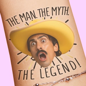 以下が含まれることがあります： 「THE MAN. THE MYTH! THE LEGEND!」というテキストが書かれた、黄色いソンブレロをかぶった男性のタトゥーデザインです。