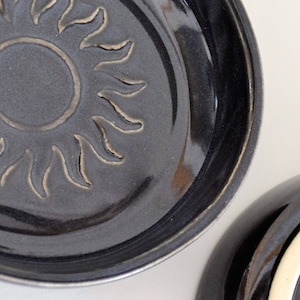 Assiette à tapa simple, petit plat de service rond en céramique, plat à hors-d&#39;oeuvre, assiette à apéritif en grès, soucoupe noire avec motif soleil, en stock