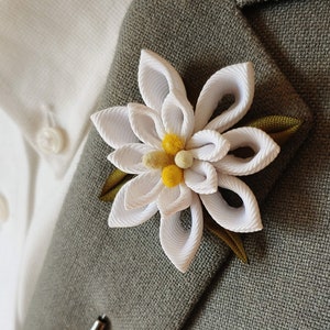 Edelweiss Lapel Flower / White Flower Brooch / Handmade Lapel PIn / Floral lapel pin