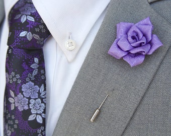 Rose Lapel Pin / Purple Floral Tie & Matching Pocket Square Set / Accessoires de costume pour hommes / Cravate pour hommes / Pochette de costume