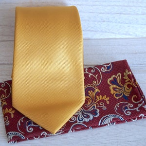 Red Paisley Pocket Square pair with Light Gold Tie - Men&#39;s Suit Accessories - Wedding accessories - men&#39;s gift