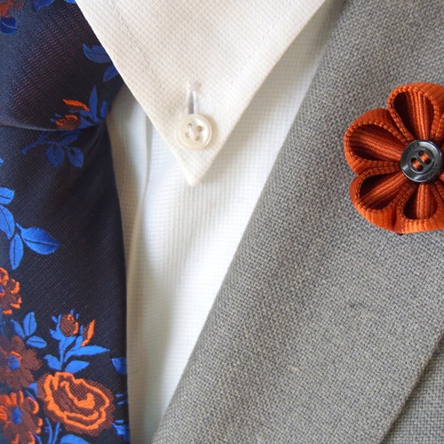 Revers fleuri orange fait main, cravate à fleurs bleue/orange et pochette de costume bleue/accessoires de costume pour hommes/accessoires de mariage
