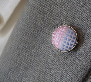 Broche Pompon Bleu Turquoise - Pour Boutonnière Costume Homme - 9,5 Cm - Polyester - Neuf Sous Blister