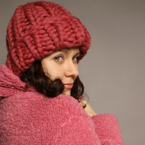 Chunky knit hat, wool beanie, hand knit beanie, women's winter hat, crochet hat, hats for women, wool red hat, slouchy hat, bulky knit hat imagem 8