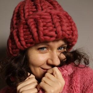 Chunky knit hat, wool beanie, hand knit beanie, women's winter hat, crochet hat, hats for women, wool red hat, slouchy hat, bulky knit hat imagem 2