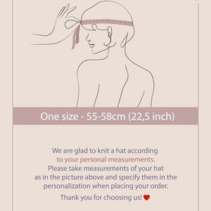 Puede incluir: Ilustraci&oacute;n que muestra c&oacute;mo medir la cabeza para un sombrero. La ilustraci&oacute;n muestra a una persona con una cinta m&eacute;trica alrededor de la cabeza. El texto dice "One size - 55-58cm (22,5 inch)". El texto debajo de la ilustraci&oacute;n dice "Nos complace tejer un sombrero de acuerdo con tus medidas personales. Por favor, toma las medidas de tu sombrero como en la imagen de arriba y especif&iacute;calas en la personalizaci&oacute;n al realizar tu pedido. &iexcl;Gracias por elegirnos!"