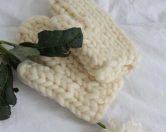 Merino wool knitted mittens , soft and cozy winter gloves for woman, warm knit gloves, chunky knit mittens, white gloves