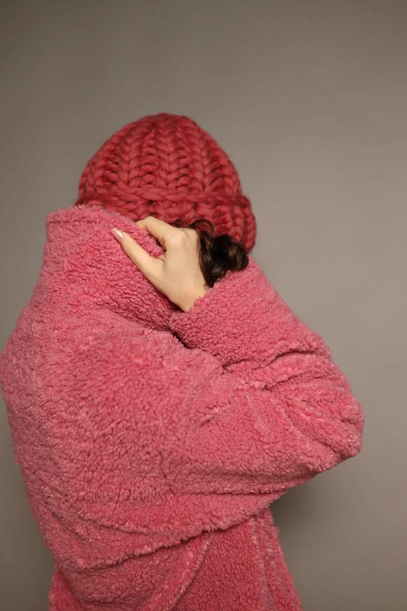 Chunky knit hat, wool beanie, hand knit beanie, women's winter hat, crochet hat, hats for women, wool red hat, slouchy hat, bulky knit hat imagem 3