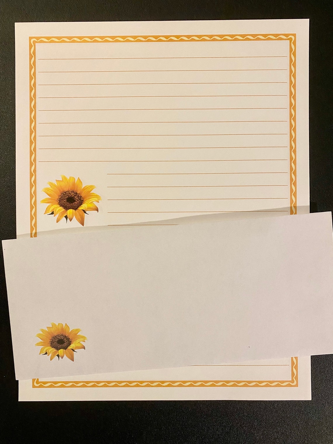 Gifts - Bursting Sunflower - Lined Stationery 12 Sheets 12 Envelopes ...