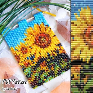 以下が含まれることがあります： ひまわり畑のクローズアップを特徴とするビーズ製の壁掛け。ひまわりは黄色で、中心は茶色、葉は緑色です。背景は薄い青色の空です。画像の下部に「PDF Pattern by Carota17」というテキストがあります。