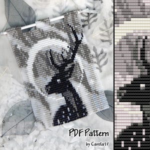 Puede incluir: Un patrón de cuentas en blanco y negro de un ciervo en un bosque nevado. El patrón está sobre un fondo blanco y está enmarcado con un borde blanco. El texto "PDF Pattern by Carol17" está en la parte inferior de la imagen.