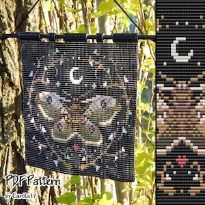 Può includere: Un arazzo da parete con perline con sfondo nero e una luna crescente bianca. Il design presenta una grande falena verde e marrone con dettagli bianchi, circondata da fiori bianchi e stelle. Il testo "PDF Pattern by Caro1a17" è nella parte inferiore dell'immagine.