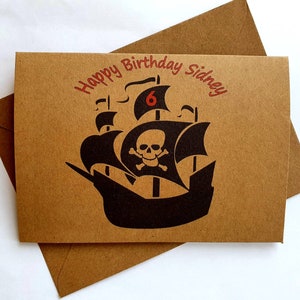 Carte d’anniversaire de pirate faite à la main - Carte d’anniversaire unique pour enfants - Carte de bateau pirate - Crâne et os croisés - Carte personnalisée