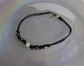 Knotted pearls and mother of pearl choker