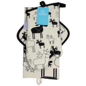 Op de afbeelding: Een set van twee ovenwanten en een pannenlappen met een zwart-wit rendierpatroon. De ovenwanten en pannenlappen zijn gemaakt van crèmekleurige stof. De tekst "NORDISKA DESIGNCOMPANY" is gedrukt op een blauw label dat aan de ovenwanten is bevestigd.
