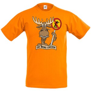 Könnte beinhalten: Orangefarbenes T-Shirt mit einem Cartoon-Elch, der ein Schild mit der Aufschrift "Kein Jagen" und dem Text "Iss mehr Hühnchen" hält.