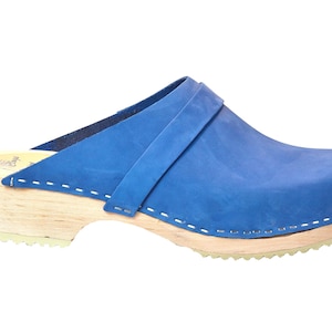 Pode incluir: Sapatos de madeira azuis com sola de madeira e uma tira na parte superior.