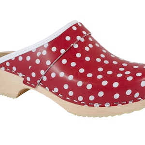 Pode incluir: Sapatilha de couro vermelha com padrão de bolinhas brancas e salto de madeira.