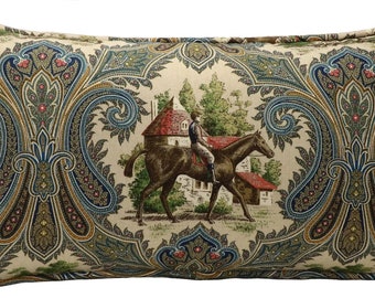 Une housse de coussin cheval de 14 po sur 26 po, scène de campagne équestre bleu vert Paisley, coussin de salon, équitation