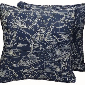 Lot de 2 housses de coussin d'extérieur bleu marine Tommy Bahama de 18 po., taies d'oreiller nautiques des mers du Sud, littoral, plage, porche, patio, navigation de plaisance, carte
