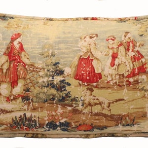 Uma capa de almofada decorativa estilo francês campestre, medindo 35,5 cm x 66 cm (14" x 26"), com estampa floral em tons de vermelho, verde e bege, e um desenho vintage de árvore de Natal.