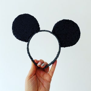 Könnte beinhalten: Schwarzer Mickey Mouse Ohren-Haarreifen mit schwarzen Pailletten und einem schwarzen Plastikband.