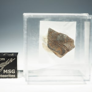 Fragmento de cristal de meteorito de hierro de Gibeon en caja expositora de Namibia