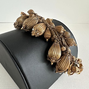 Puede incluir: Un juego de tres tazas de cerámica con un acabado mate moteado. Las tazas son de color crema, gris claro y gris oscuro. Cada taza tiene un diseño simple y minimalista y un asa redondeada.