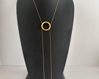 Collana a lariat Madewell color oro con ciondolo a cerchio aperto, design modernista e minimalista a forma di Y.