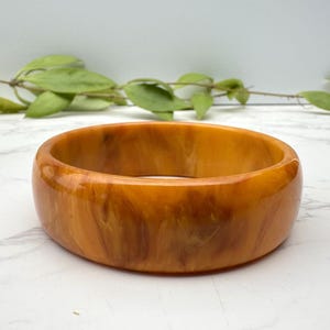 Bracelet jonc vintage en bakélite caramel écossais : bijoux en plastique marbré