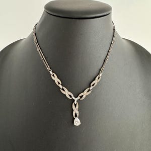 Collar largo Art Déco de eslabones con incrustaciones de diamantes de imitación, década de 1920.