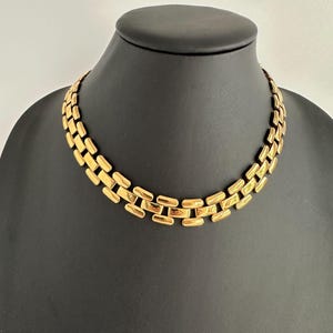 Collar Napier con eslabones de pantera en tono dorado, firmado, 45 cm, estilo años 80.
